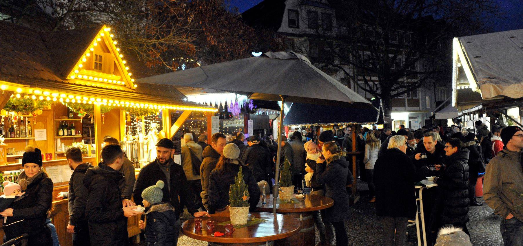  Hütte für selbstgebastelte Weihnachtsdekoration.