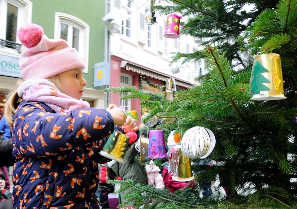 Paten für die Weihnachtsbaum-Schmückaktion gesucht!